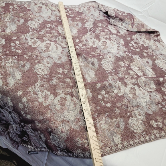 * West loop womens scarf 27"X67" burgendy gold floral pattern fringe edges new - Picture 6 of 7